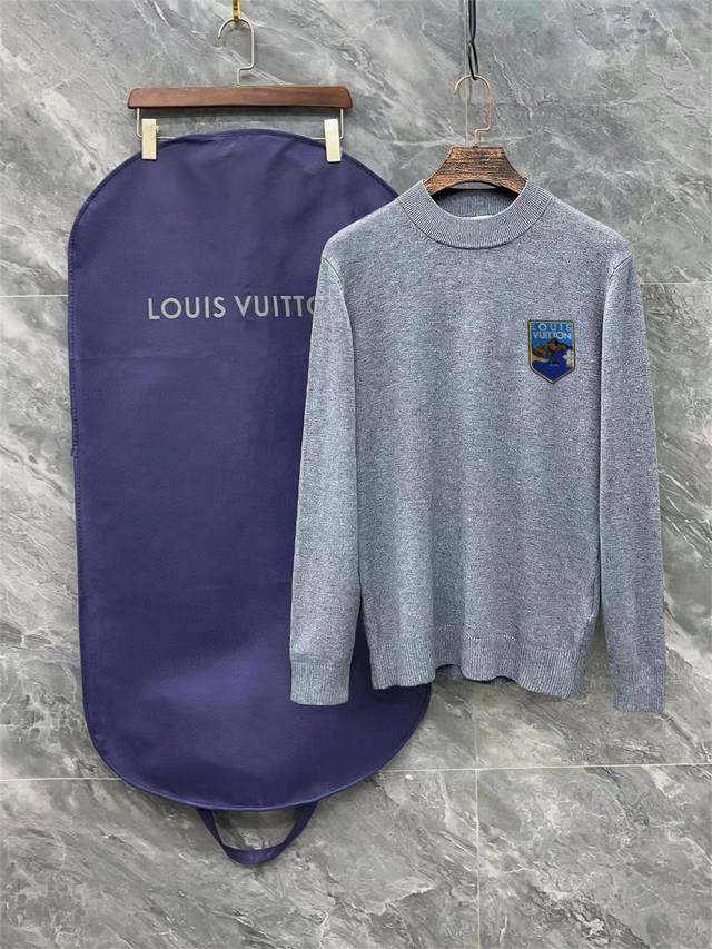 Lv 路易威登3标齐全 徽标牙刷绣半高领毛衣 精品羊毛混纺毛衫 男女款高端定制臻品系列 隶属品牌高端主线 专利顶级纱线混纺 以创新来阐释常规款式 面料的配置更是