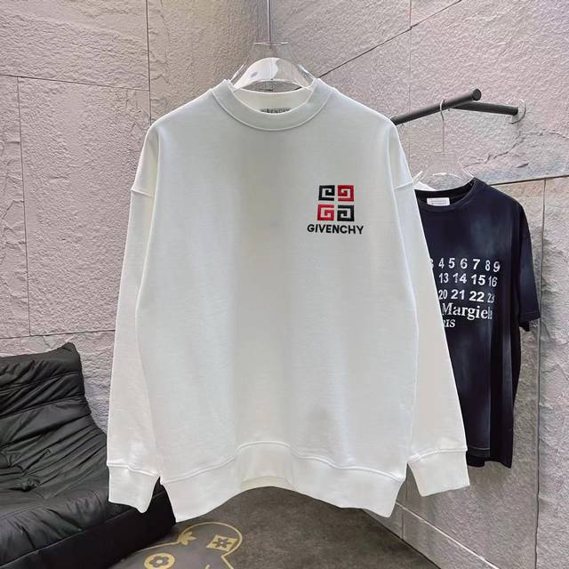 Gvc*2024秋冬新款 胸前字母logo绣花 定制面料 圆领卫衣 男女同款 尺码：S M L Xl Xxl 五个码 颜色：黑色 白色