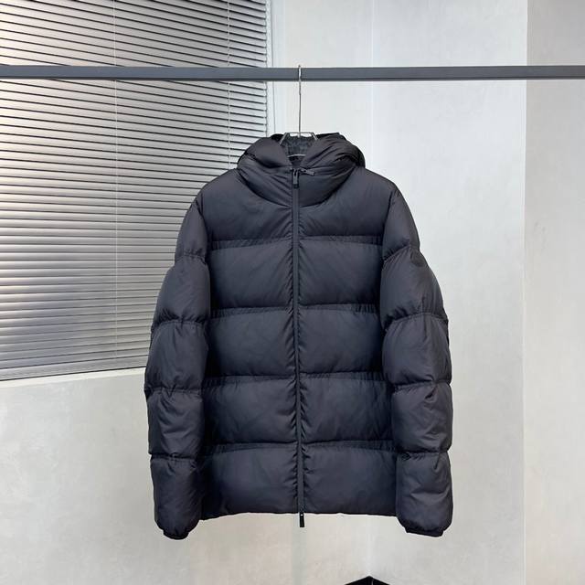 特级羽绒moncler Risler拉链短款男士羽绒服夹克外套.90白鸭绒填充.极致轻便保暖. Risler短款羽绒夹克是专为男士设计的日常款单品，可轻松搭配各