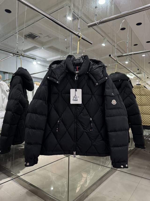 特级羽绒moncler Averole短款男士菱形格羽绒服夹克外套.特级鹅绒填充.原厂配套五金. Averole男士短款羽绒夹克具有抢眼缝线图案，融汇菱形绗缝过