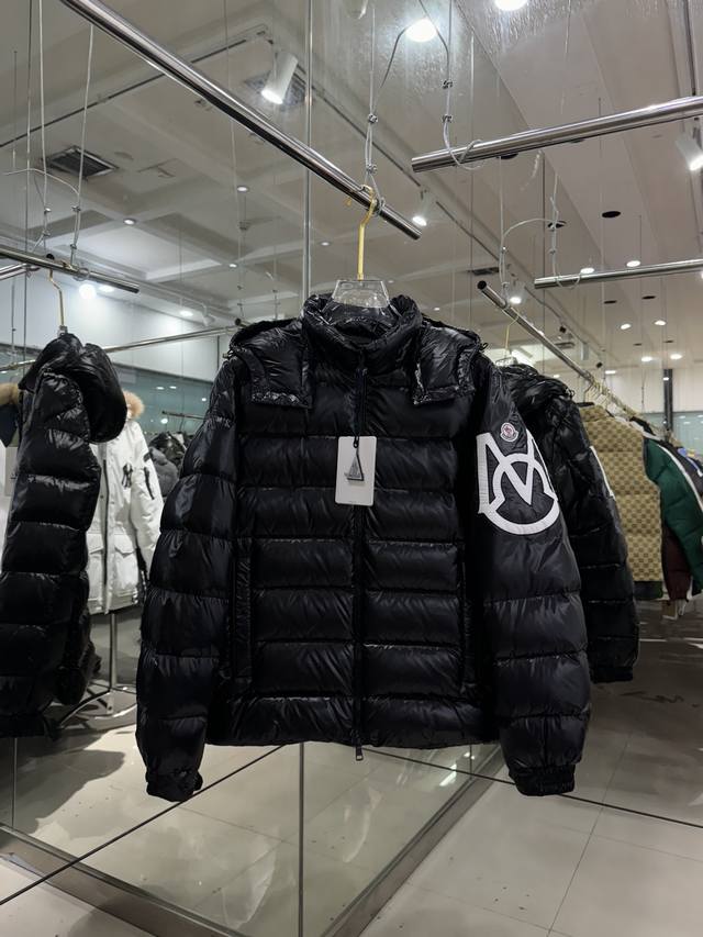 Moncler 蒙口 2024新款羽绒服 作为moncler X Frgmt藤原浩联名系列的一部分，此款anthemiock男女款羽绒夹克采用醒目的高光泽尼龙面