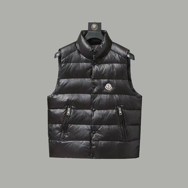 Moncler 蒙口 官网同款刺绣小标 背心羽绒服 -面料：国标90白鸭绒外套，采用聚酯纤维面料 舒适保暖，品相完美，压缩后蓬松度恢复性好，聚热锁暖 三标齐全