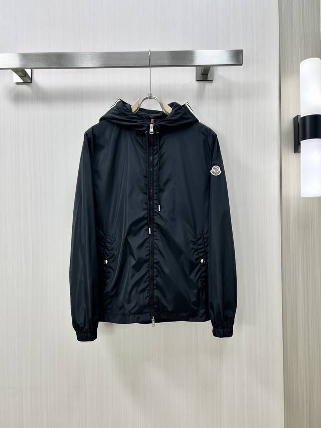 Moncler 蒙口 2024Fw早秋新品 防水夹克连帽外套，贸易公司渠道稀出，原厂代工出品。该款夹克外层超柔聚酯纤维防风防水，功能与时尚型兼具。100%聚酯纤