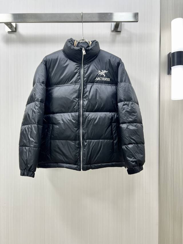 Arcteryx 始祖鸟 2024秋冬新款羽绒服。这款号称羽绒服届最贵的，全部90绒的。带着经典的logo组合搭配，第一眼看到就是满满的视觉冲击，保暖性能更出色