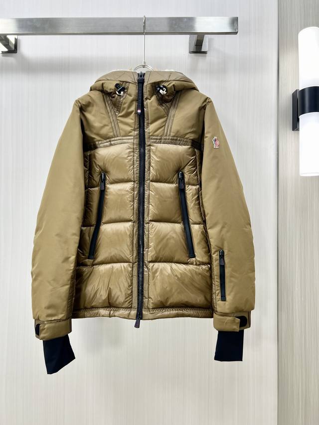 Moncler 蒙口 2024秋冬新款羽绒服 原版1:1订制五金配件全进口原版定制 欢迎专柜对比 绝对的高品质 采用顶级95绒 超柔软 充羽量蓬松饱满 超级重工