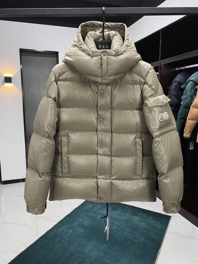 顶级外贸 Moncler Maya 70 男女同款连帽羽绒服 Moncler Maya羽绒服专为庆贺moncler 70周年重新诠释，全新色调焕新标志性款型。彰