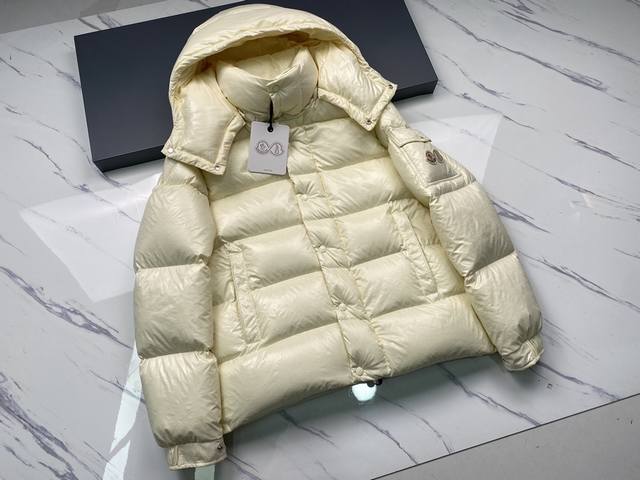 顶级外贸 Moncler Maya 70 男女同款连帽羽绒服 Moncler Maya羽绒服专为庆贺moncler 70周年重新诠释，全新色调焕新标志性款型。彰