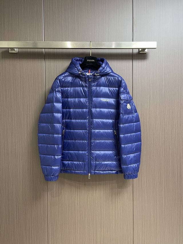 Moncler 2024Ss秋冬新款连帽设计轻薄羽绒服外套，选用亮泽尼龙面料打造，胸前经典印花设计logo，充盈填充舒适的鹅绒和鹅毛。呈现宽松版型，精致优雅知性