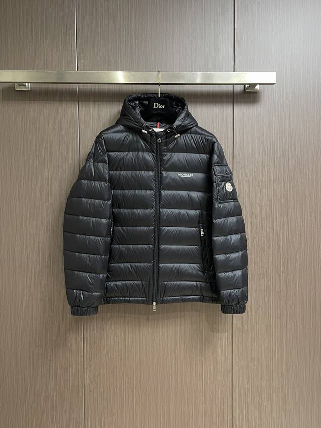 Moncler 2024Ss秋冬新款连帽设计轻薄羽绒服外套，选用亮泽尼龙面料打造，胸前经典印花设计logo，充盈填充舒适的鹅绒和鹅毛。呈现宽松版型，精致优雅知性