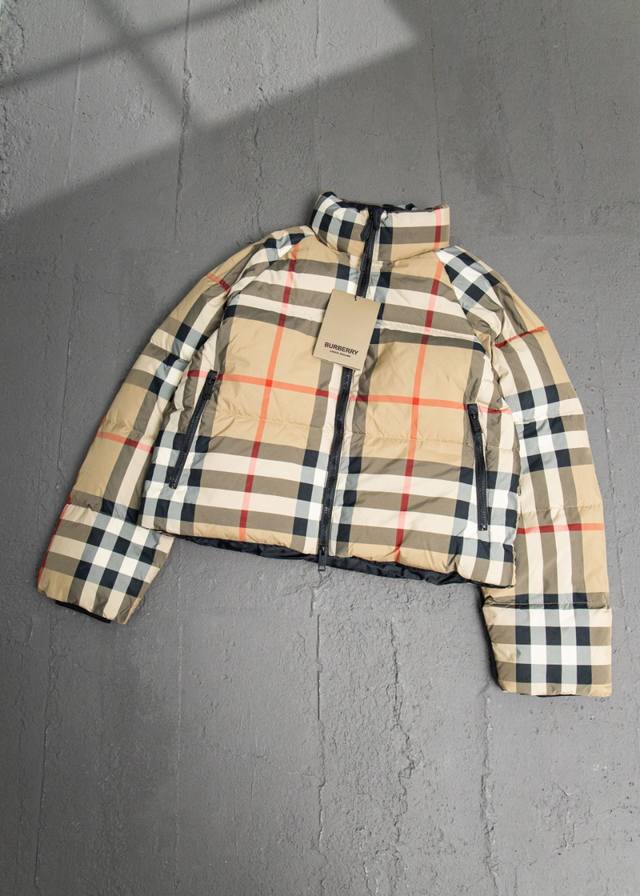 最高版本 新国标80绒 可检测 顶级版本 Burberry 巴宝莉 F W23经典格子条纹格纹拉链logo短款羽绒服 女士必入好款 上身嘎嘎乱杀 颜色：格纹色