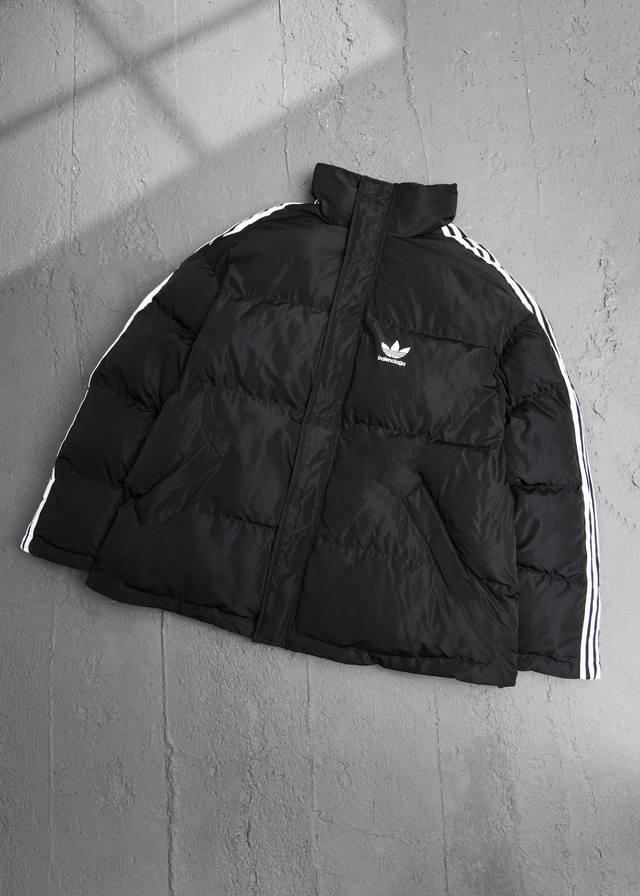 最高版本 Balenciaga 巴黎世家 Blcg × Ad Adidas联名走秀款三道杠茧型羽绒棉服外套 正确版本 面布、内里采用定制高密云感尼龙面料 面料4