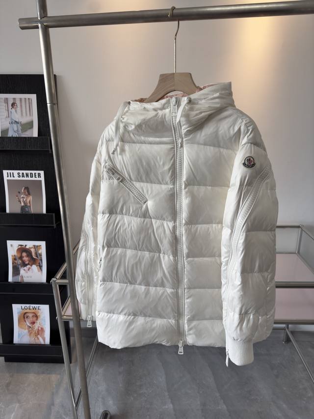 蒙口斜拉链羽绒服 Moncler 蒙口 Liriope系列 纯色防水尼龙系列 斜拉链徽标logo连帽 漆面羽绒服 Moncler 于1952年在法国格勒诺布尔