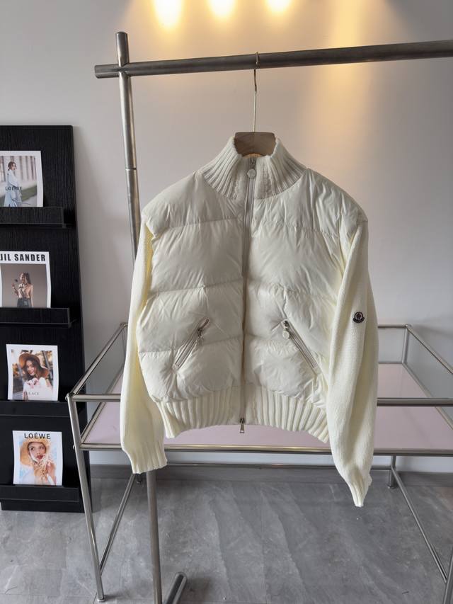 Moncler 蒙口23Fw羊毛针织拼接立领女款羽绒服 -采用90白鸭绒，600 蓬松度，袖口处使用羊毛混纺面料，质感更好，轻盈保暖，四层里布，绝不钻绒 -全衣