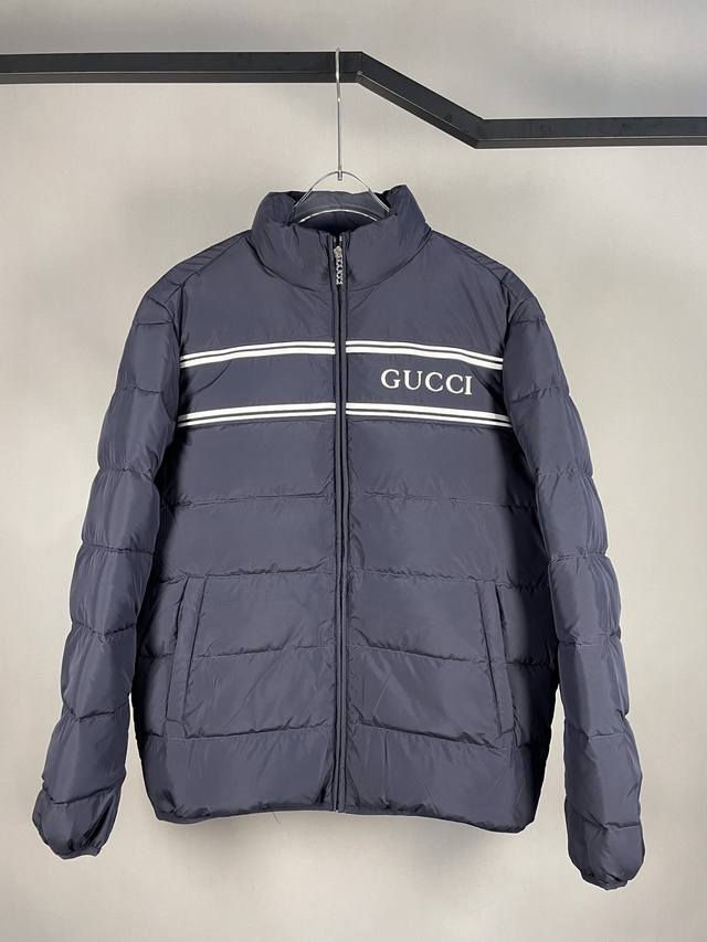 Gucci 古驰 2024Ss秋冬新款外套棉服 立领长袖保暖外套，新科技质地面料 白色条纹点缀前胸，时尚感非常好 版型不挑人，爆款高级，很有魅力 颜色：海军蓝