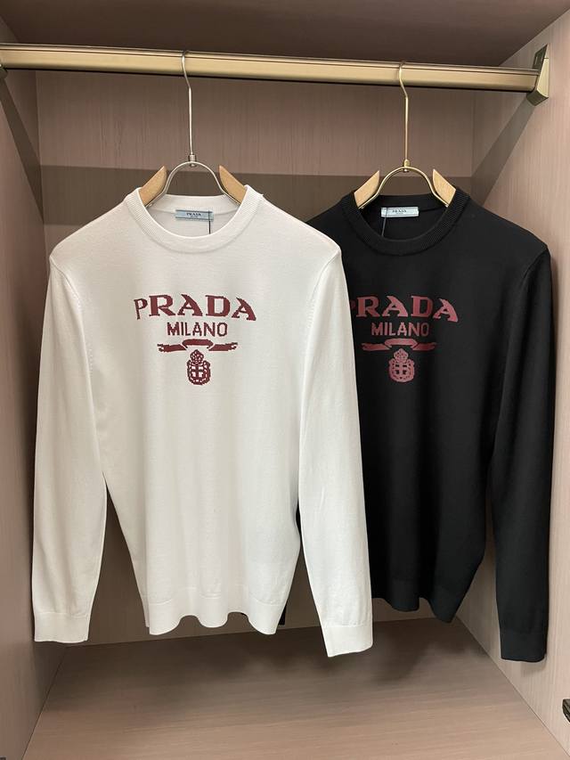 Prad 2024Ss秋冬新品羊毛细针毛衣！ 面料90%丝棉+10%10羊毛 胸口彩色印花工艺，秋冬打底首选！ 黑色 白色. 尺码：M-3Xl.