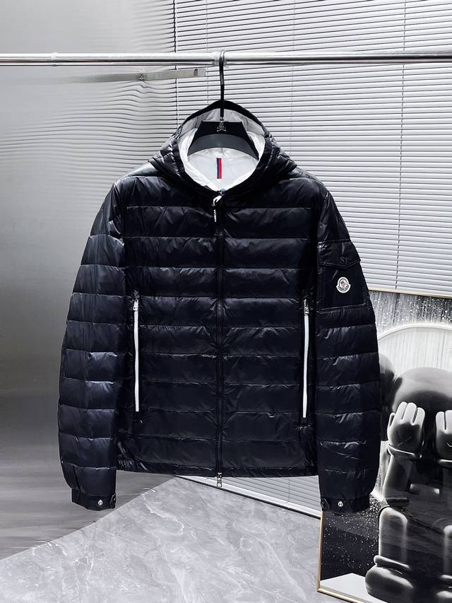 蒙口 Moncler 2024秋冬新款连帽羽绒服外套，爆款来袭，品相超级好。进口防风防雨面料，软糯亲肤，抗皱不沾灰，立挺有型，时尚绝绝子；奢华有型，辨识度极高；