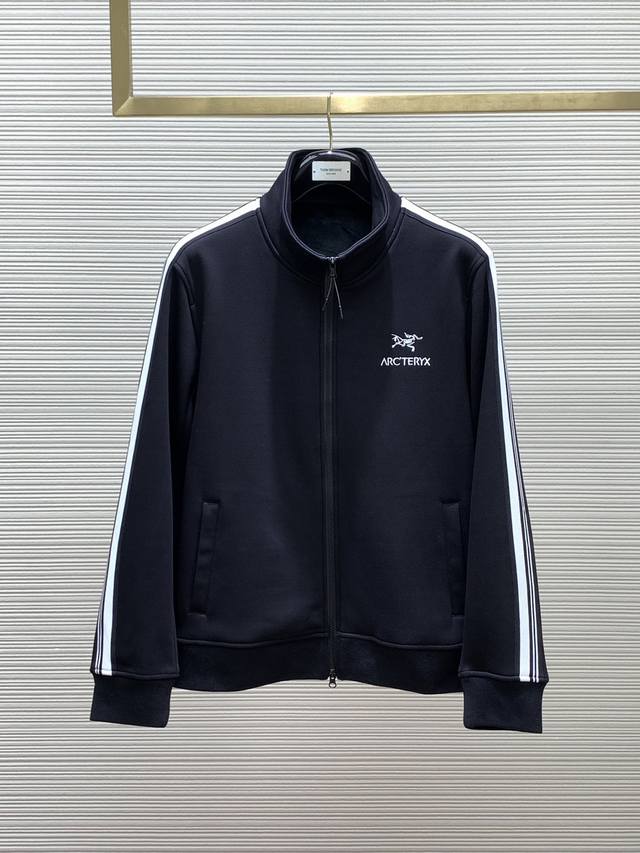 一套 ，Arcteryx 始祖鸟，2024冬季aw新品，时尚休闲绒连帽外套套装，专柜同步有售，原单狠货，进口原版面料，工艺极度复杂，视觉相当雅致时髦，高贵而优雅