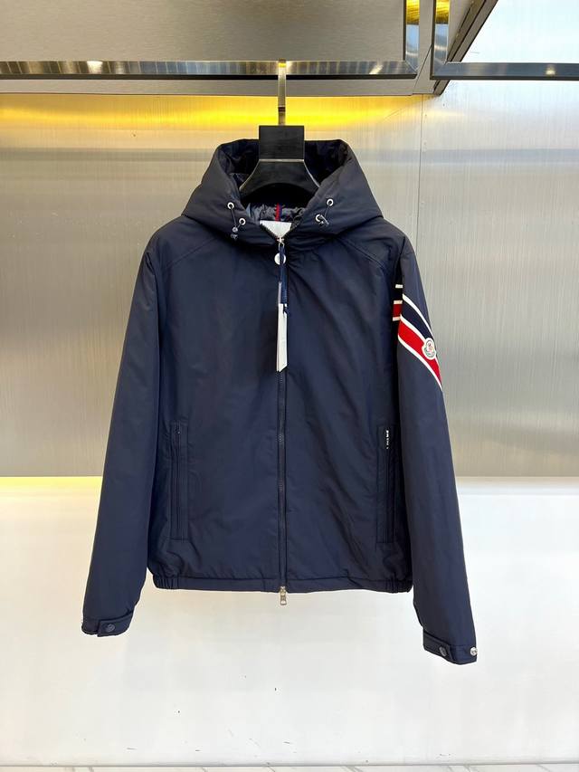 Moncler蒙口、 秋冬新品 Claut男士三色饰边羽绒夹克外套。 采用细密柔软面料制成 Nylonléger衣袖衬里 可调节兜帽 拉链开合 拉链口袋 反馈