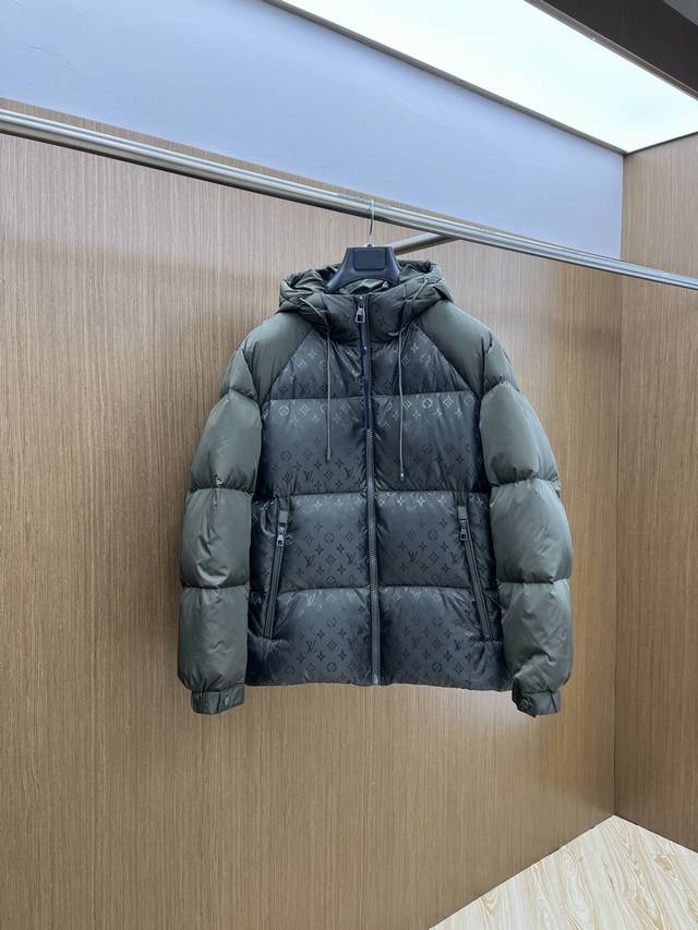 Lv 高端定制 2024Fw秋冬新款连帽羽绒服 原版1:1订制五金配件全进口原版定制 欢迎专柜对比 绝对的高品质 采用顶级95白鸭绒 超柔软 充羽量蓬松饱满 超