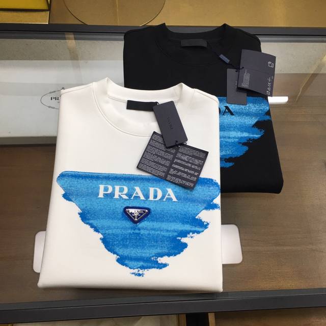 新品 Prad... 2024秋冬圆领刺绣短袖t恤打底衫 元素性的logo徽章凸显休闲时尚魅力,依然独领时尚风骚.内搭好伴侣 客供高支弹力针织棉面料,平整匀称的