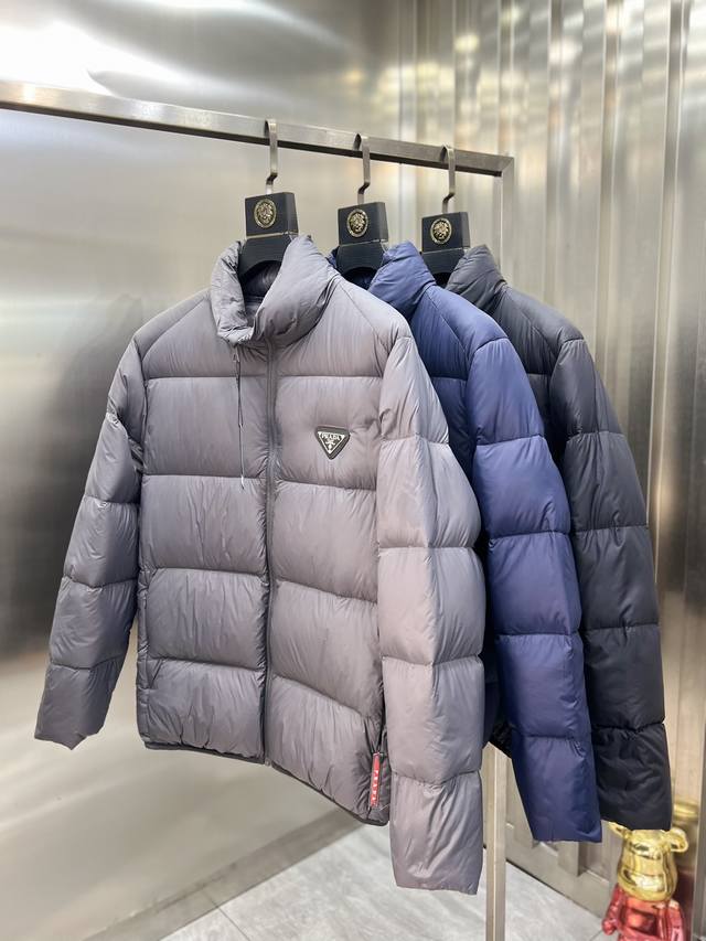 Prada 普拉达 2025秋冬新品上新 三标齐全 充实饱满90白鸭绒 轻奢款 羽绒服 好货不用过多介绍 看细节 专柜码数：M-Xxxl 175 140建议l