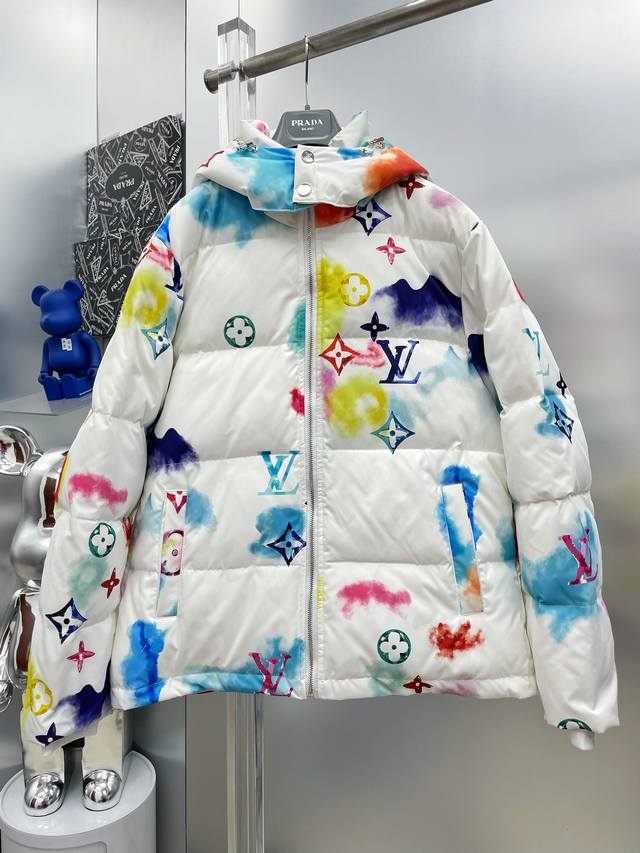 Lv 路易 2024秋冬新款水墨字母老花拼接羽绒服外套 M 这款号称羽绒服届最贵的，全部90绒的。带着经典的logo组合搭配，第一眼看到就是满满的视觉冲击，保暖