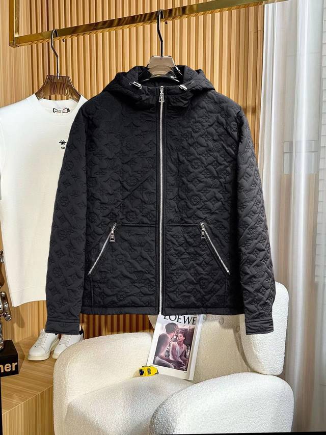 Lv 三标齐全 2024冬季新款棉服加棉外套，秀场新品品相非常完美，舒适保暖，色泽饱满诱人，非常出彩的设计，轻松将时髦感进阶，做工极为考究严谨，走线工整细致！大