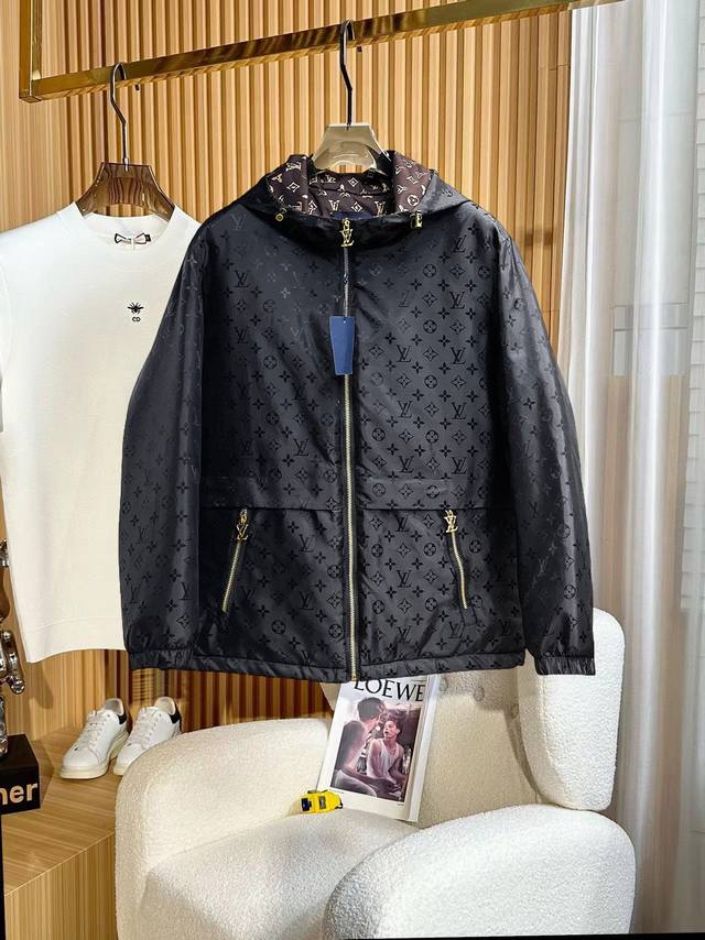 Lv 三标齐全 2024冬季新款棉服加棉外套，秀场新品品相非常完美，舒适保暖，色泽饱满诱人，非常出彩的设计，轻松将时髦感进阶，做工极为考究严谨，走线工整细致！大