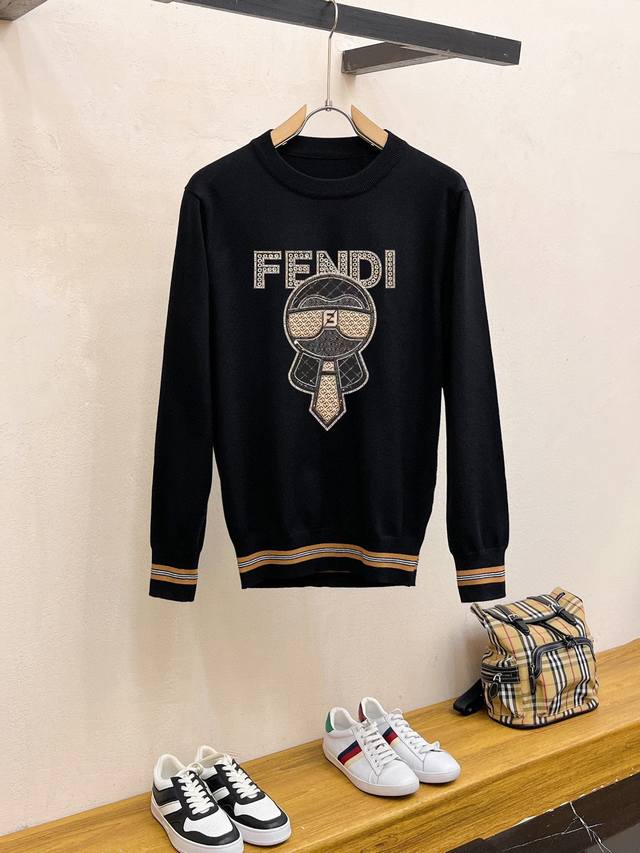 直 Fendi 芬迪 秋冬经典圆领套头羊毛衫，全品相！！！羊毛混纺面料，2024最新款 黄金比例！！修身款软黄金 百搭实用型的单品，搭配及实用性强大到天际，简洁