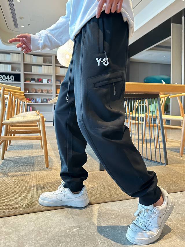 Y-3 顶级货品 2024秋冬新款休闲裤！官网同步发售。品牌经典logo休闲裤 ，定制面料，舒适度极好，手触感强烈。辨识度极高，完美品相工艺。 尺码：M-3Xl