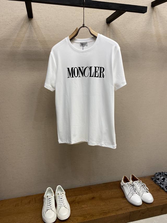 Moncler 24秋冬新品字母印花标识圆领加厚短袖t恤，最新同步专柜，正面胸前饰品牌字母撞色印花设计，左侧袖边饰有毡艺刺绣经典徽标，打造男士基本款单品，为男士