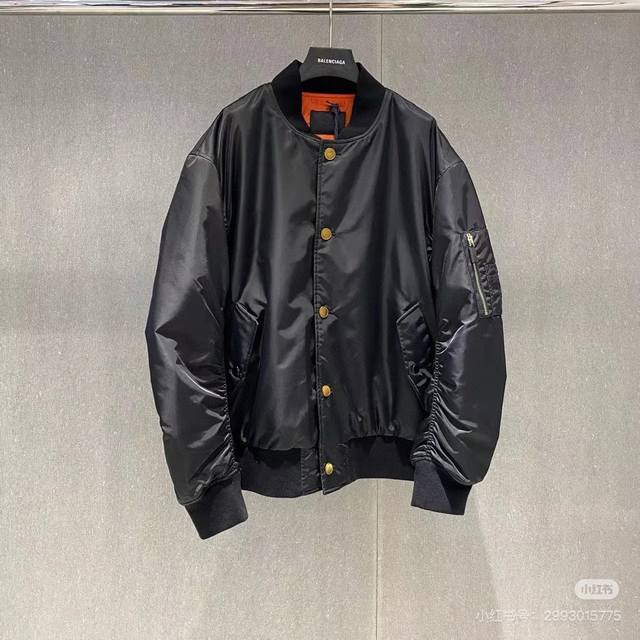 936 Prad* 24Fw秀款拉链飞行夹克羽绒服 今年的p家 24Fw走秀 一眼就看中短款bomber 定制高密度尼龙面料 图片很难拍出实物的质感颜色 与yb