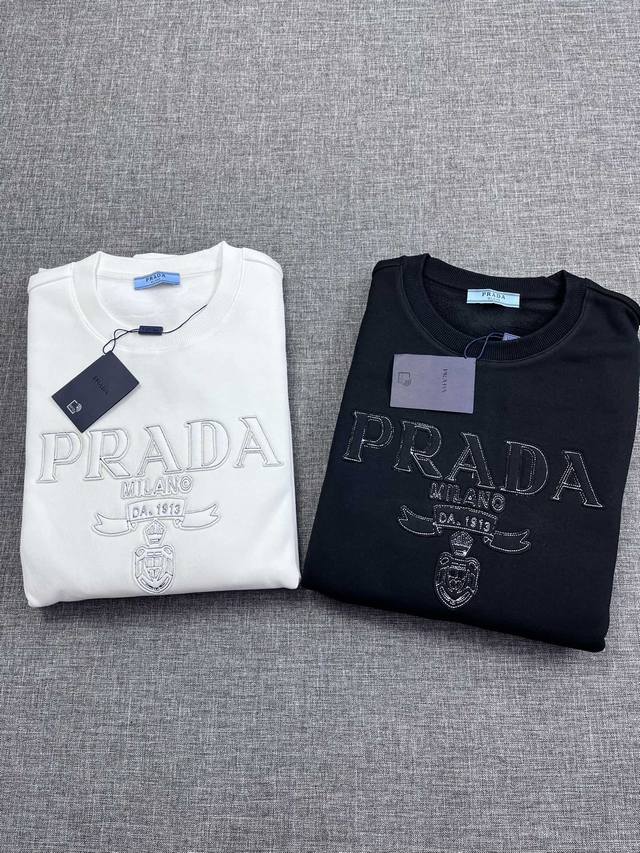 Prada 普拉达2024秋冬新款圆领加绒卫衣！官网同步有售！这款卫衣融运动风极简主义设计和精美细节于一身。形营造出现代感混搭质感。舒适的版型衬托出了极简主义的