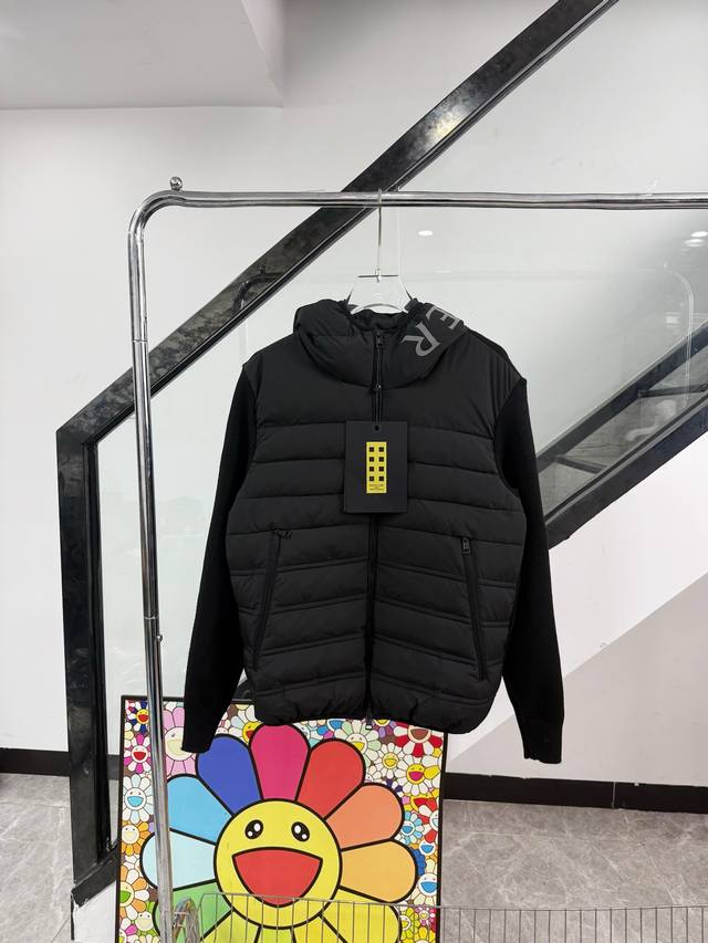 款号 Z142 蒙口拼接针织小标连帽字母印花羽绒服 Moncler 官网zp同步新款羽绒服 面料前片采用聚酯纤维涂层羽绒面料拼接 后前毛织混纺羊毛拼接工艺 帽子