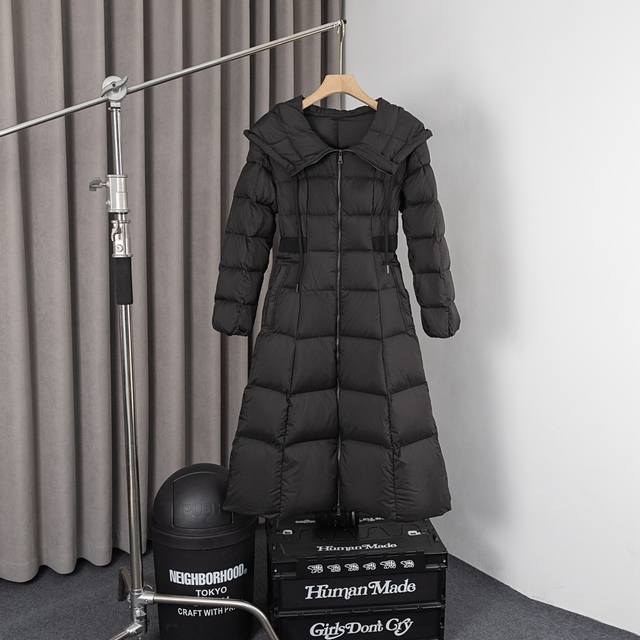 款号：Ad170 Moncler 蒙口 冬季新品 Faucon女士长款羽绒服 此款填充技术在裙摆,超级费绒的一款 哑光雾面 面料更具高级感 在逃公主必须要入的爆