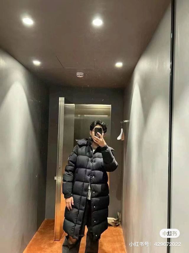 款号:Ad148 Moncler 蒙口秋冬新品 Vezere鹅绒长款羽绒服 男女同款 这款vezere长款羽绒基础款保暖单品，彰显moncler的风格特色。Ve