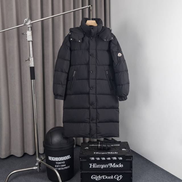 款号:Ad148 Moncler 蒙口秋冬新品 Vezere鹅绒长款羽绒服 男女同款 这款vezere长款羽绒基础款保暖单品，彰显moncler的风格特色。Ve