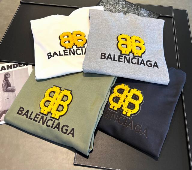 Balenciaga 巴黎世家2024年新款秋冬连帽卫衣，新款logo色彩结合字母设计，植绒牙刷绣的工艺搭配太有重量级别！男女版型皆有同款。 颜色:黑 白 浅灰