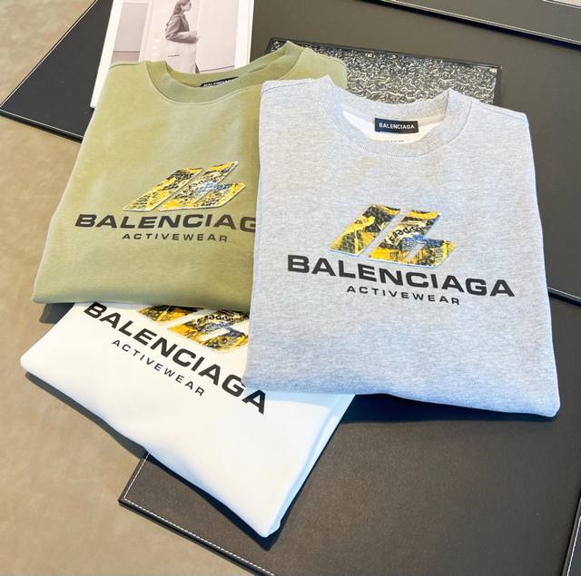 Balenciaga 巴黎2024年秋冬新款圆领卫衣经典字母植绒logoib立体厚贴布图案结合设计风格，色彩鲜明对比很有特点！男女版型皆有同款！ 颜色：白 豆绿