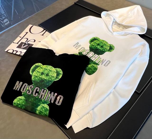 Moschino 2024年新款秋冬420克连帽卫衣，色彩卡通小熊搭配经典字母烫钻印花工艺搭配很有垂感！男女版型皆有同款！ 颜色：黑 白 码数：S 2Xl