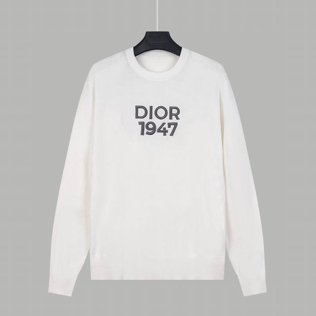 迪奥1947刺绣圆领毛衣 2024春季男装系列新品圆领毛衫，胸前展示 Dior 1947 标志刺绣，向 Dior 承传以及这一具有历史意义的年份致敬。采用白色羊