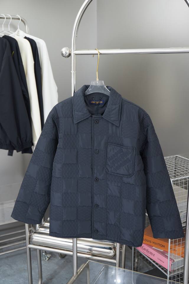 路易威登 Lv 24Fw 立体棋盘格绗棉翻领棉服 轻奢主义 男女日常通勤穿搭必备单品 正确版本 欢迎对比 详细特征 定织定染100％锦纶梭织面料 面料采用防水涂