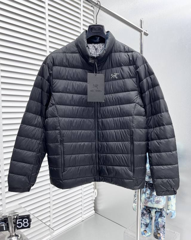 Arc'Teryx Cerium Lt始祖鸟双口袋立领轻薄款羽绒服 特性：采用国标90白鸭绒可检测，绝对达标 内里采用银色石墨烯最新科技，锁温保暖，三层内胆不用