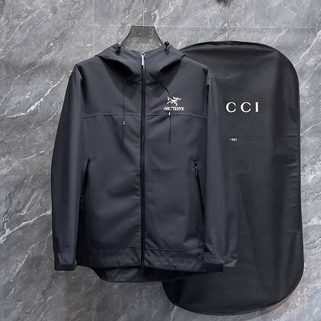 Arc’Teryx*始祖鸟24Ss新款轻薄硬壳冲锋衣 百搭户外男女同款 采用原厂gore-Tex科技面料 细节辅料全部同步gtx材质严密防风！不易脏污，打理起来