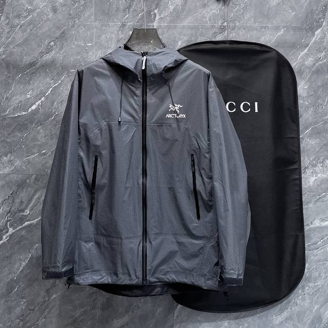 Arc’Teryx*始祖鸟24Ss新款轻薄硬壳冲锋衣 百搭户外男女同款 采用原厂gore-Tex科技面料 细节辅料全部同步gtx材质严密防风！不易脏污，打理起来