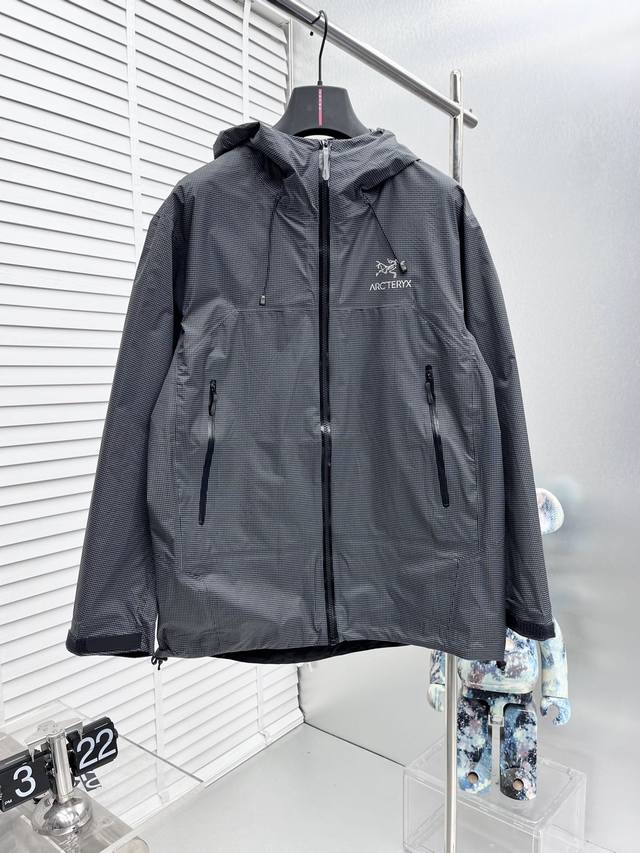 Arc’Teryx*始祖鸟24Ss新款轻薄硬壳冲锋衣 百搭户外男女同款 采用原厂gore-Tex科技面料 细节辅料全部同步gtx材质严密防风！不易脏污，打理起来