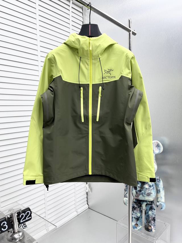 Arc’Teryx*始祖鸟24Ss新款轻薄硬壳冲锋衣 百搭户外男女同款 采用原厂gore-Tex科技面料 细节辅料全部同步gtx材质严密防风！不易脏污，打理起来