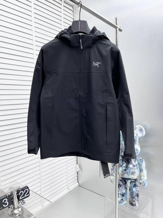 Arc’Teryx*始祖鸟24Ss新款轻薄硬壳冲锋衣 百搭户外男女同款 采用原厂gore-Tex科技面料 细节辅料全部同步gtx材质严密防风！不易脏污，打理起来