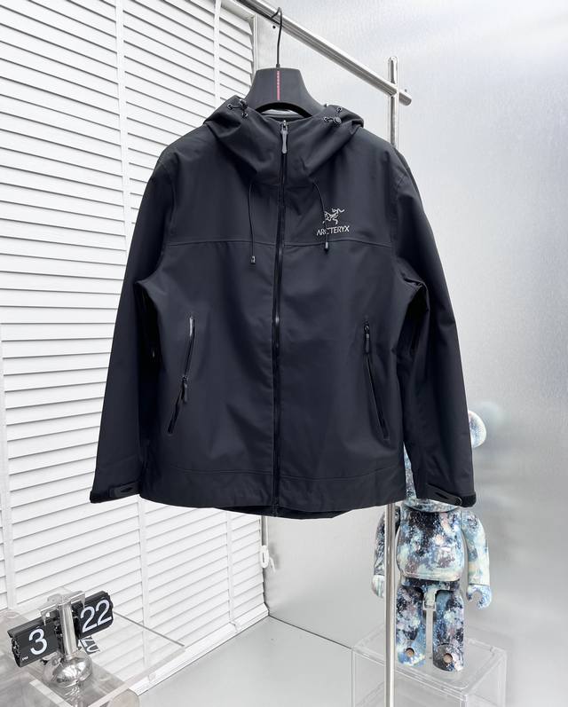 Arc’Teryx*始祖鸟24Ss新款轻薄硬壳冲锋衣 百搭户外男女同款 采用原厂gore-Tex科技面料 细节辅料全部同步gtx材质严密防风！不易脏污，打理起来