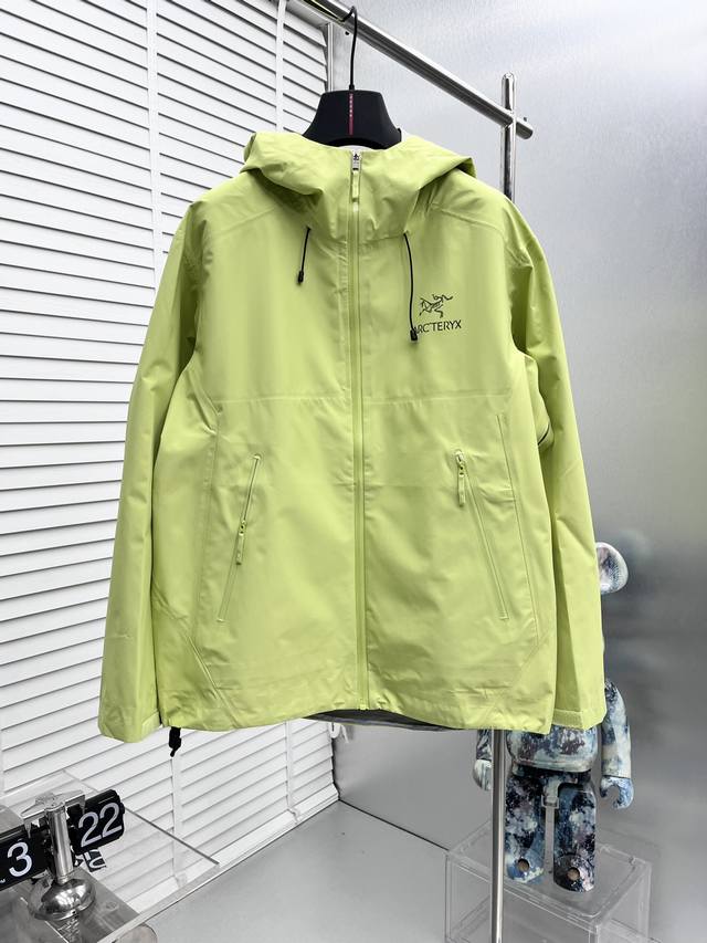 Arc’Teryx*始祖鸟24Ss新款轻薄硬壳冲锋衣 百搭户外男女同款 采用原厂gore-Tex科技面料 细节辅料全部同步gtx材质严密防风！不易脏污，打理起来